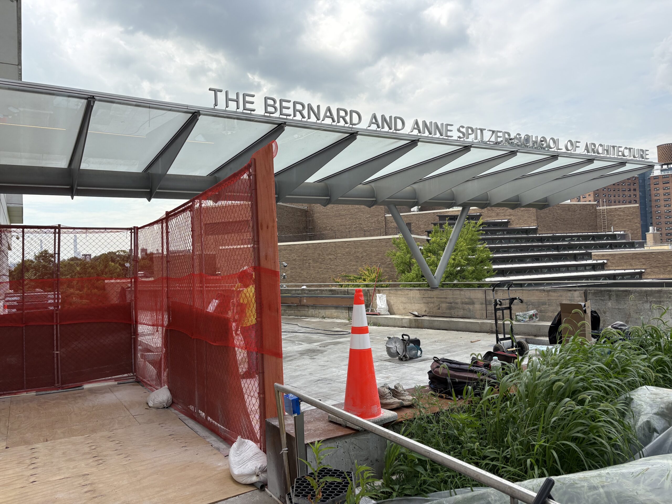 Replacement of the plaza deck at the main entrance